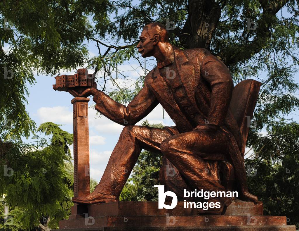 Statue of Duvan Semen Ezra at Theatre Square, Yevpatoria, Ukraine (photo)