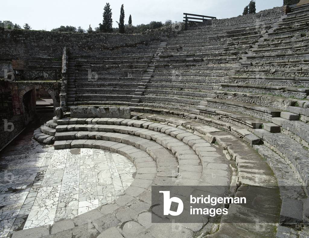 Italy, Pompeii, Small Theatre or Odeon, 80 BC, View of the orchestra and caveas, Campania (photo)