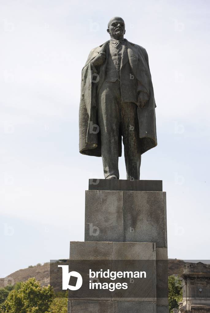 Monument to Lenin, Kerch, Ukraine (photo)