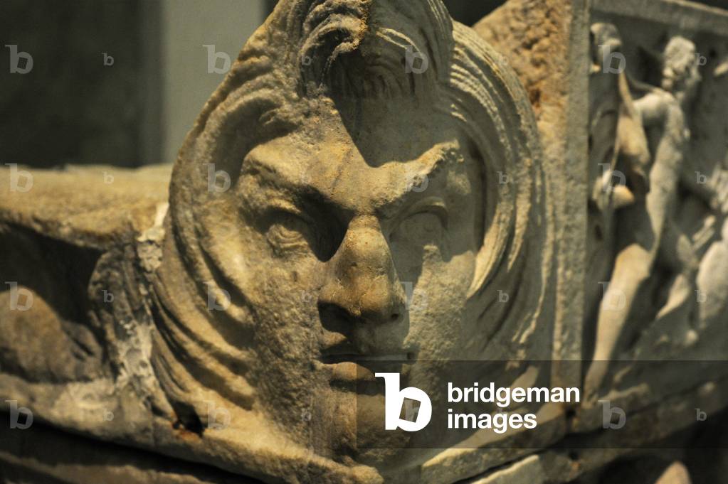 Detail of a corner decorated with a mask, Sarcophagus with Matrimonial ceremony scenes (marble)