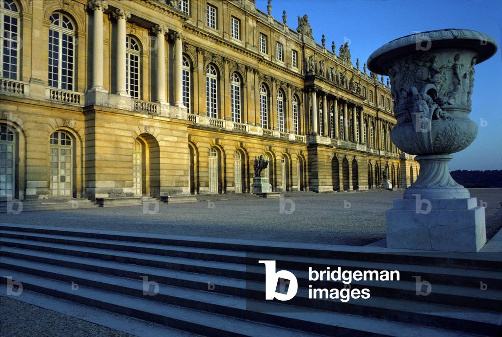 Chateau de Versailles: Vase de la Guerre, by Antoine Coysevox (1640-1720) in front of the facade of the castle overlooking the park, Corps Central. Yvelines (78).