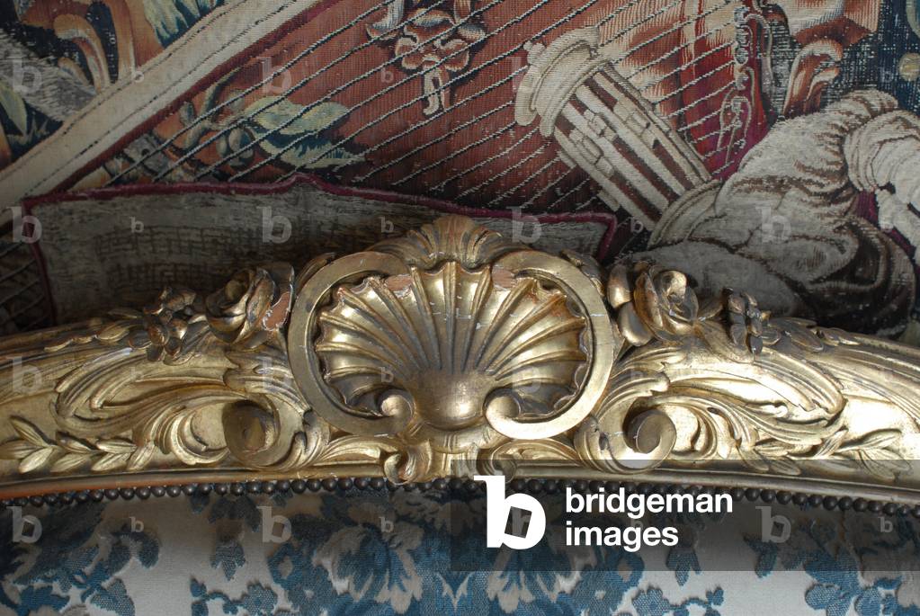 Chateau de Fontainebleau: Corner salon called Pius VII, shell of the canape