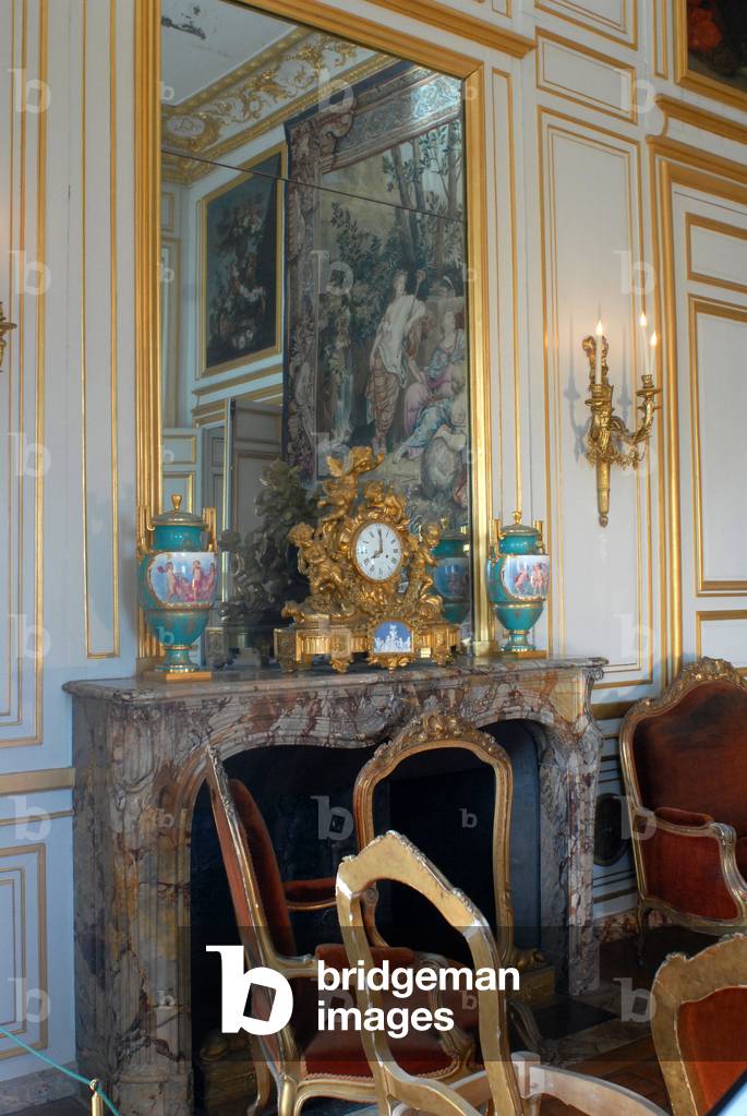 Chateau de Fontainebleau: Current view of the Corner Salon called Pius VII, on the fireplace, Louis XVI clock and pair of porcelain vases from Sevres with green background