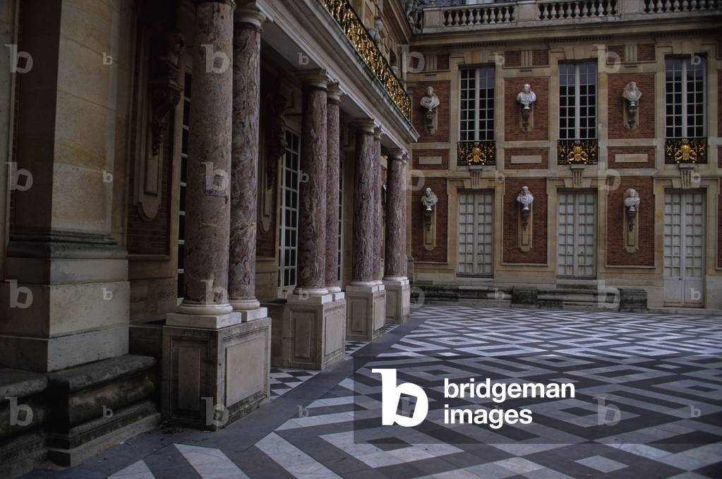 Chateau de Versailles: marble courtyard, facades of the castle of Louis XIII enriched by Louis Le Vau (1612-1670) and Jules Hardouin Mansart (1646-1708). Yvelines (78).