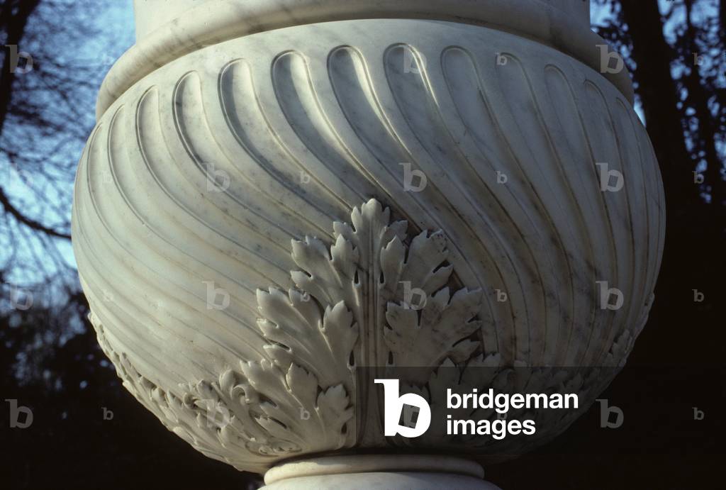 Parc du chateau de Versailles: Allee du Midi, vase with fluting and acanth leaves by Joly. Yvelines (78).