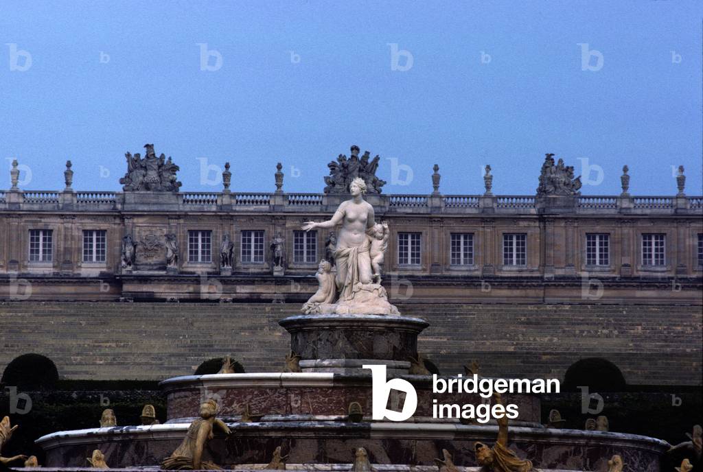 Parc du chateau de Versailles: front of the castle from the basin of Latone. Yvelines (78).