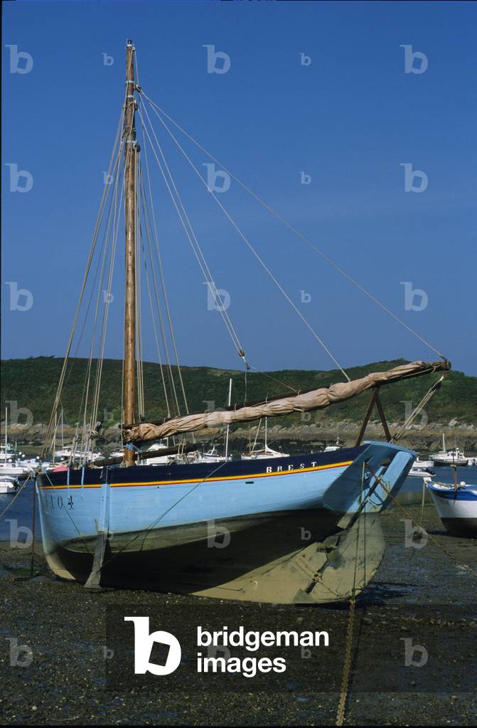 Boat on the beach of Conquet (Le Conquet), Finistere (29).