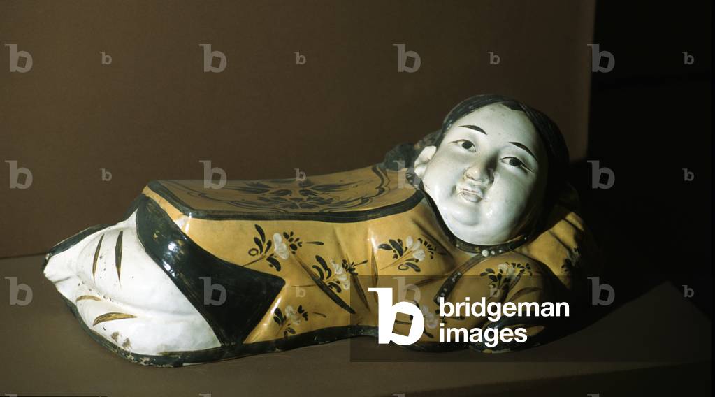 Chinese porcelain ear representing a child dressed in yellow (porcelain)