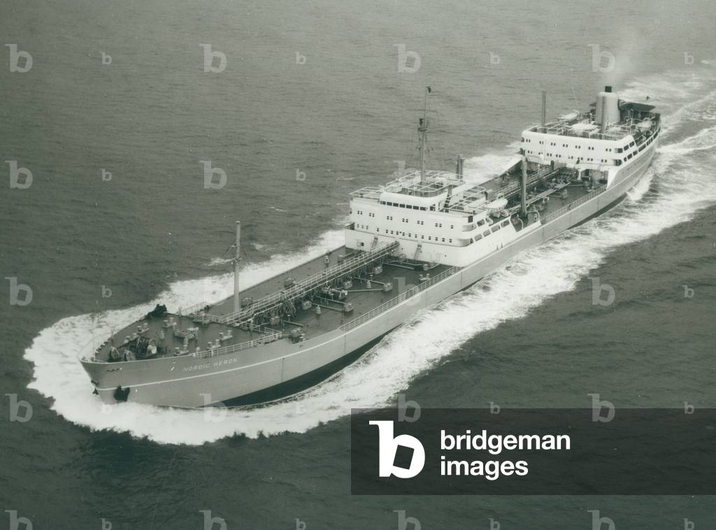 Aerial view of the tanker ‘Nordic Heron’ on sea trials, UK, April 1959 (b/w photo)