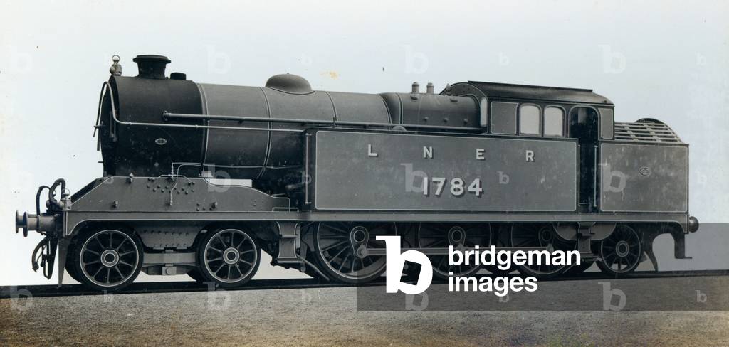 An image of a passenger locomotive, one of 13 ordered by the London & North Eastern Railway Company in 1924 (photo)