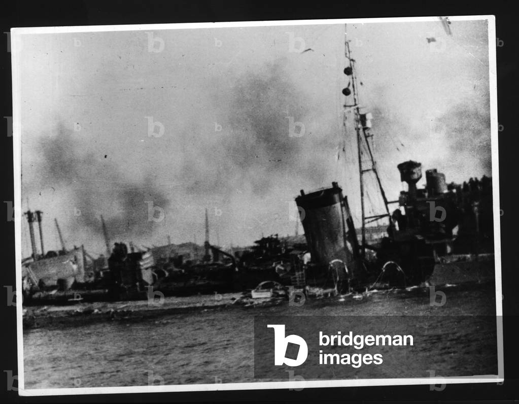 The remains of the HMS Kelly arriving on the River Tyne following its severe torpedo incident, UK (b/w photo)