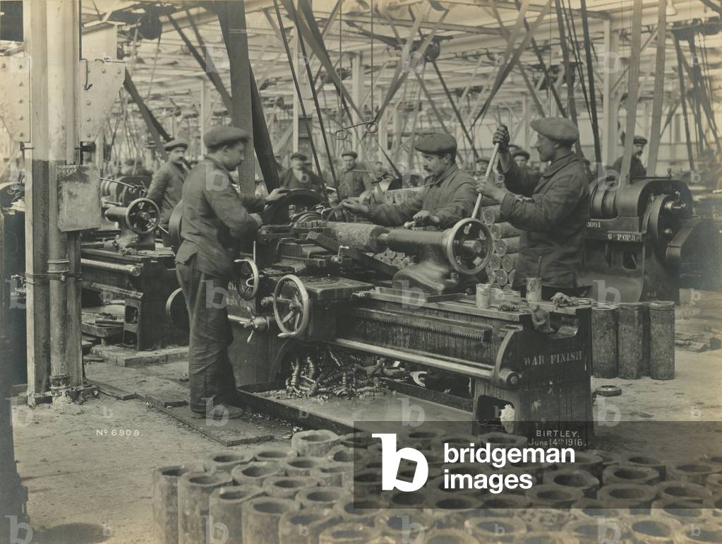 Ripping the nose end of the shell at the National Projectile Factory, Birtley, UK, 14 June 1916 (b/w photo)