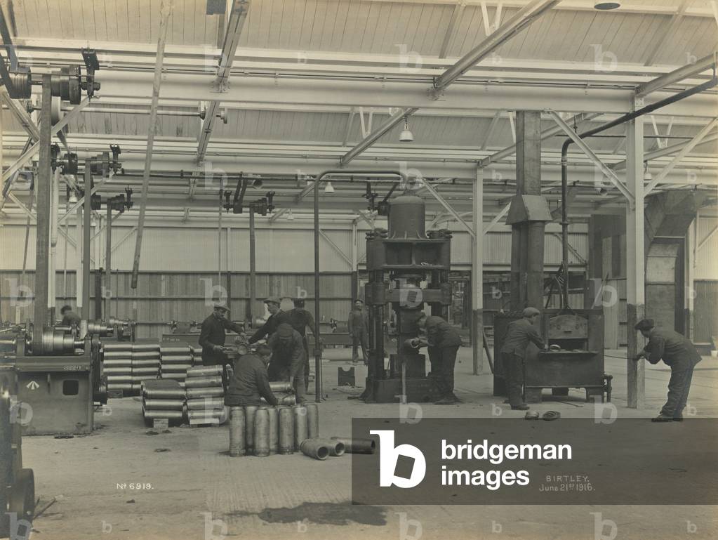 Pressing the copper band on the shell at the National Projectile Factory, Birtley, UK, 21 June 1916 (b/w photo)
