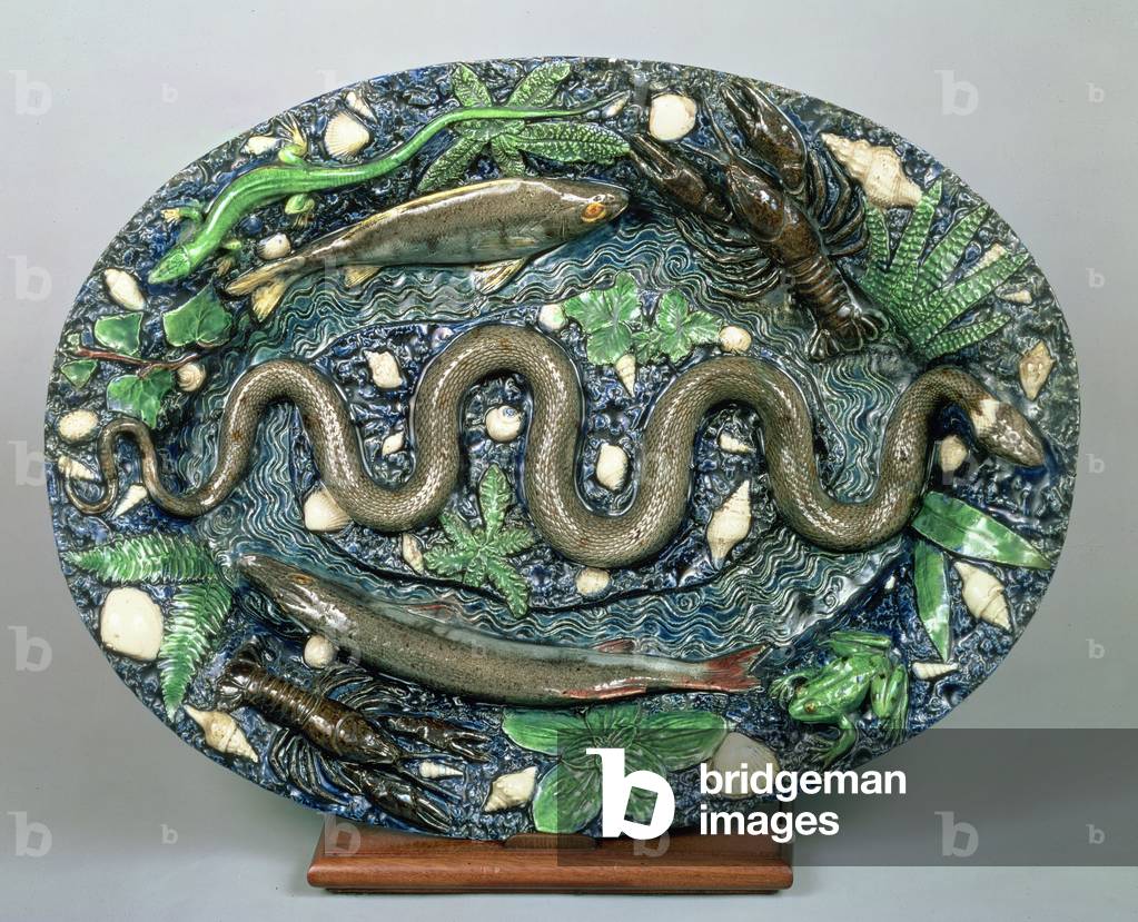 Piatto ovale in terracotta modellato in rilievo con un serpente d'erba, aragoste, una lucertola, una rana e va