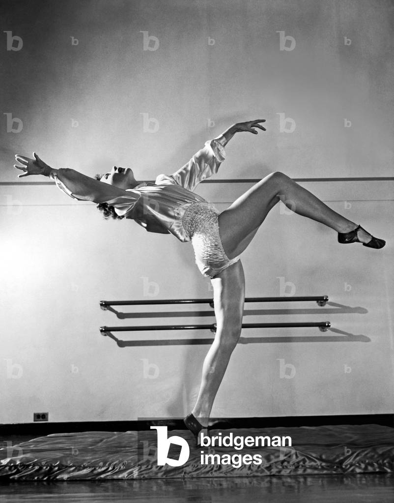 Vereinigte Staaten: 1940.
Ein Tanzlehrer zeigt, wie man mit Elan voranschreitet.