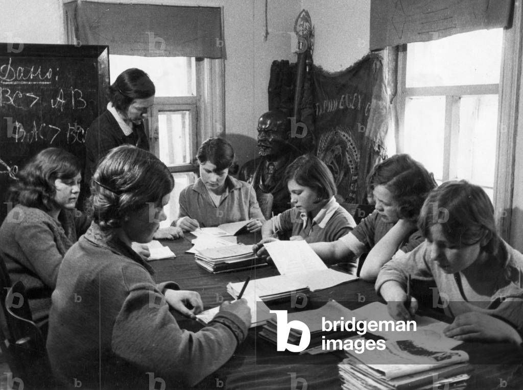 Immagine di Fotografia "Donne in una classe di geometria di una scuola in un profilattorio stabilito per il tr