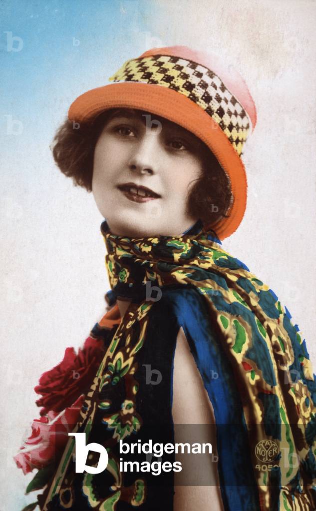 Profilo laterale di una giovane donna sorridente