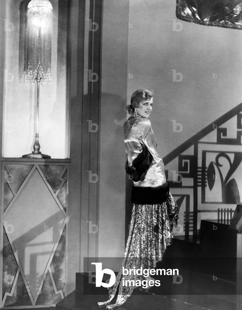 Hollywood, California: 1929 circa - La star del cinema russo Olga Baclanova modella un abito da sera fatto di 