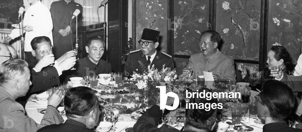 Immagine di Fotografia "Il presidente Mao Tse-tung intrattiene il presidente Sukarno della Repubblica di Indon