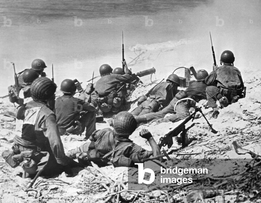 Immagine di Fotografia "Isole Marshall: 11 agosto 1944 - I marines statunitensi si riparano dietro le dune di 