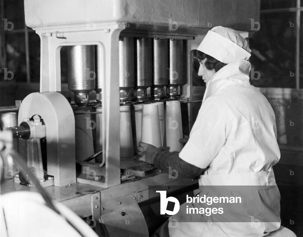 New York, New York: c. 1928 - Sheffield Dairy Farms workers using the new Sealcone paper containers in which t