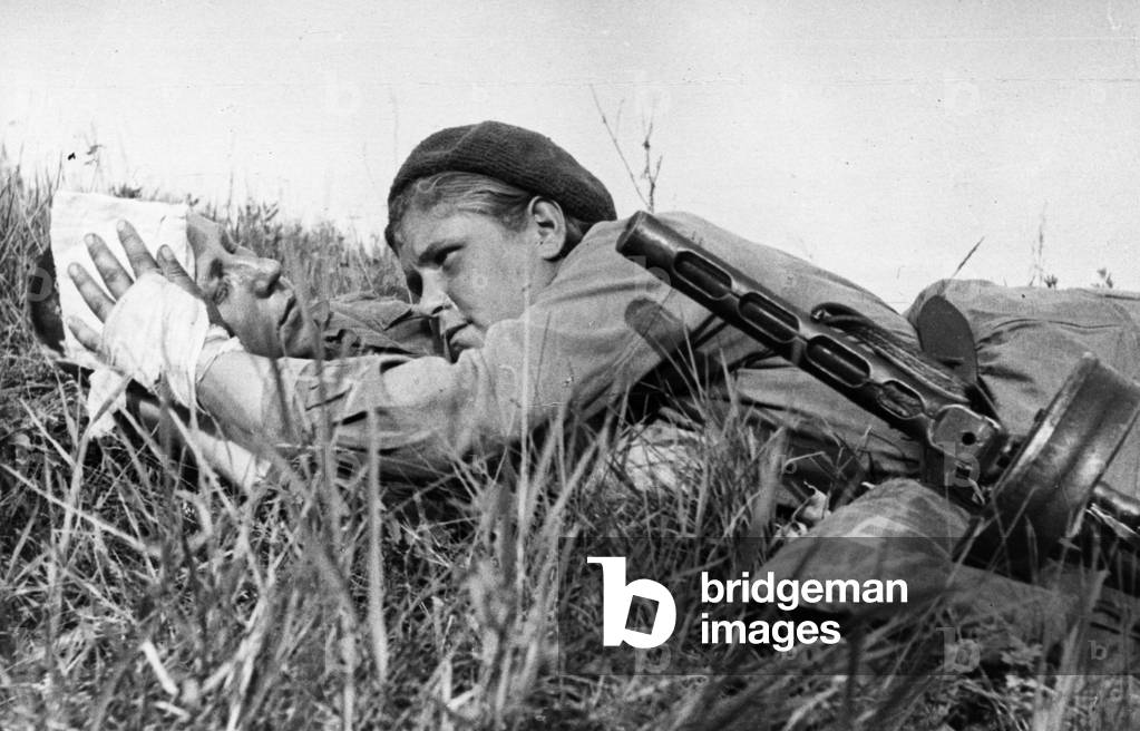 Immagine di Fotografia "Seconda guerra mondiale. L'infermiere medico ha aiutato Zhenya Nikulina", b/w