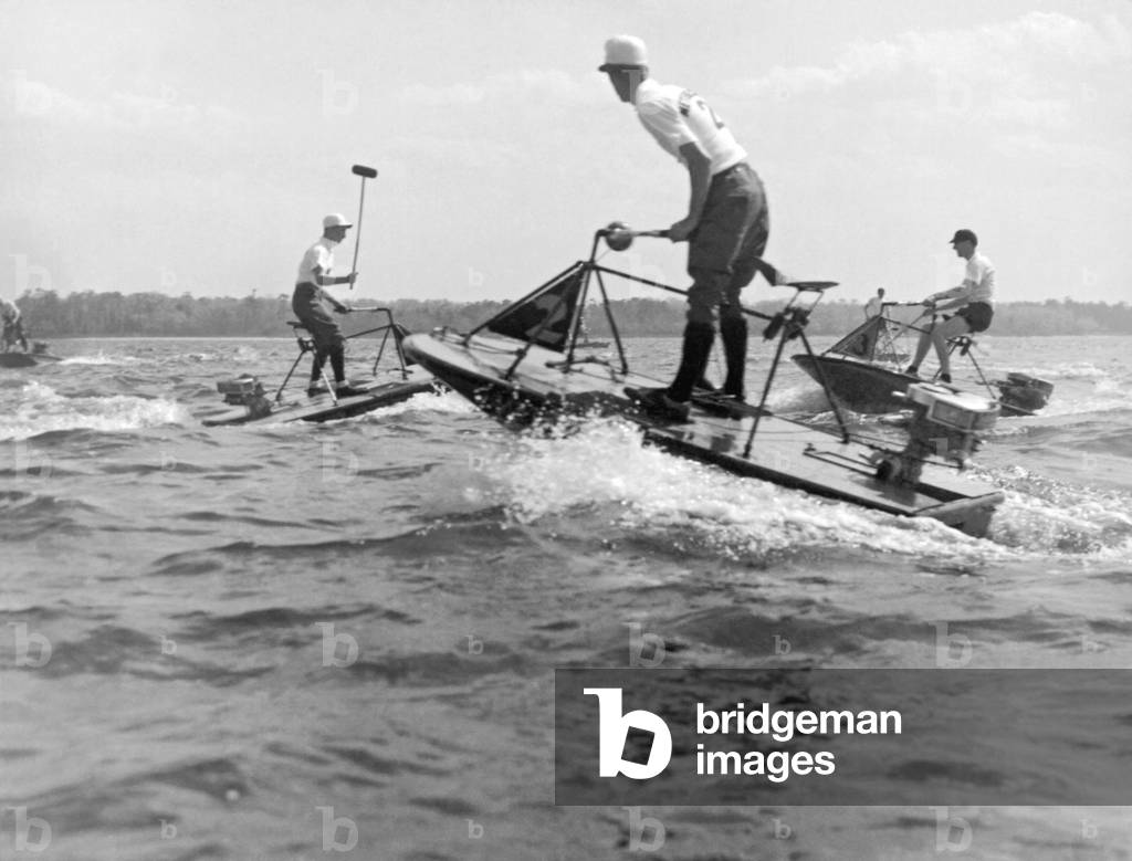 Immagine di Fotografia "New Jersey: 1936 circa - Un nuovo sport acquatico", b/w