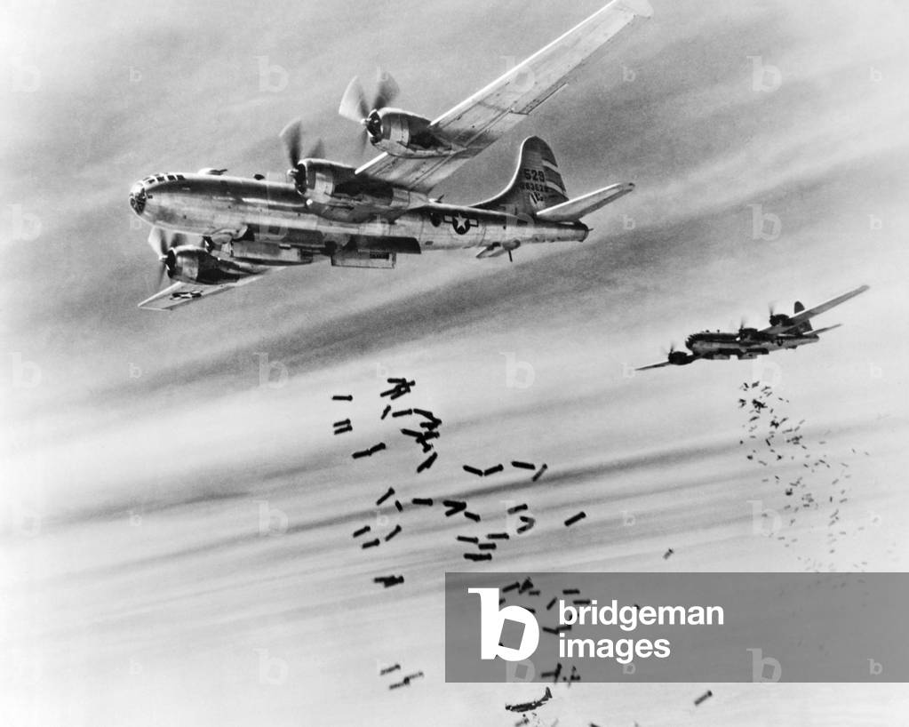 Immagine di Fotografia "Birmania: 28 febbraio 1945 - Le bombe cadono dalle porte del vano bombe delle superfor