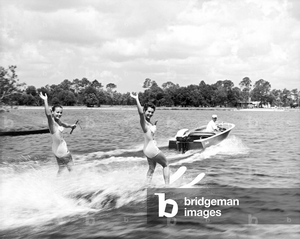 Bild von Fotografie "Vereinigte Staaten: um 1959 - Zwei junge Frauen", b/w