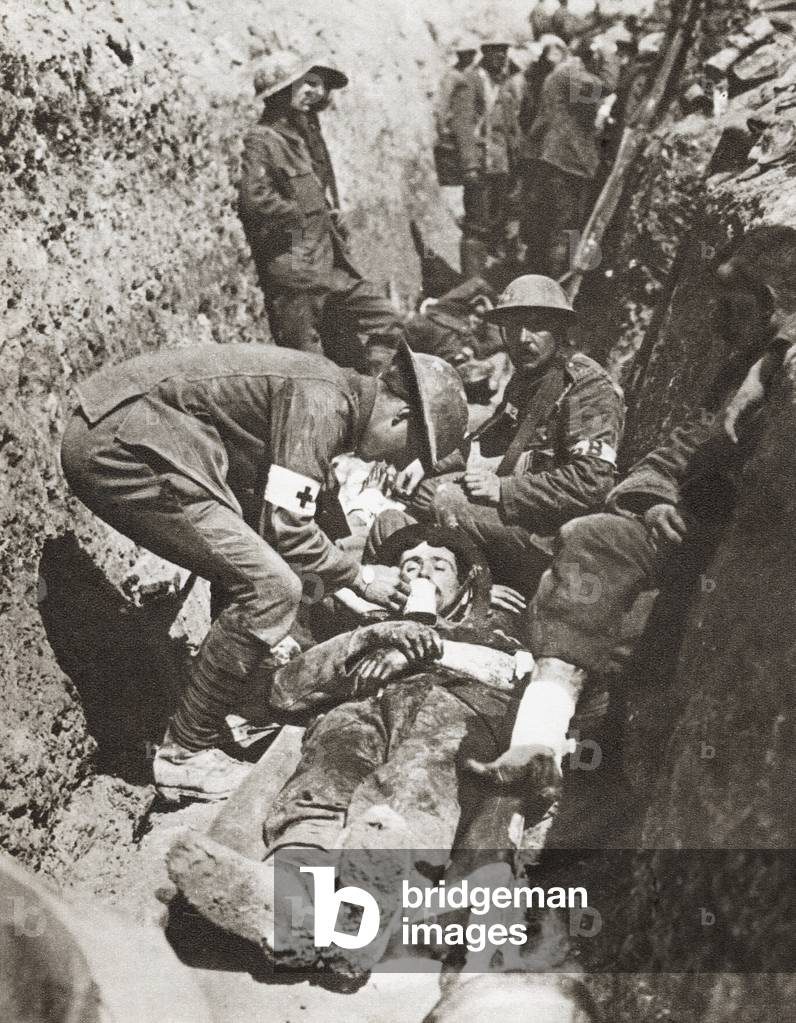 Barellieri che prestano soccorso a un soldato ferito in trincea sulla Somme, in Francia, durante la Prima Guer
