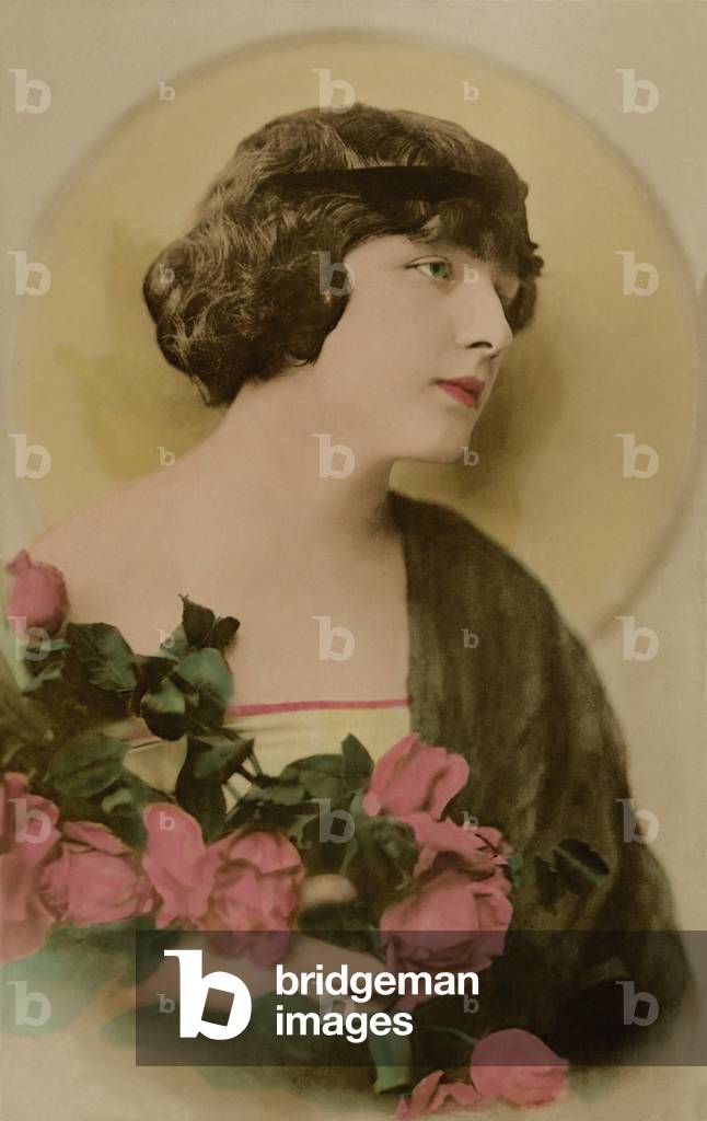 "Nahaufnahme einer jungen Frau mit einem Blumenstrauß" von Unknown photographer