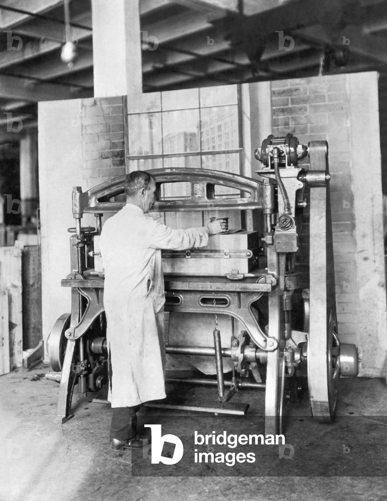 Image de Photographie représentant États-Unis : vers 1929
Un homme travaillant dans une usine sur la nouvelle 
