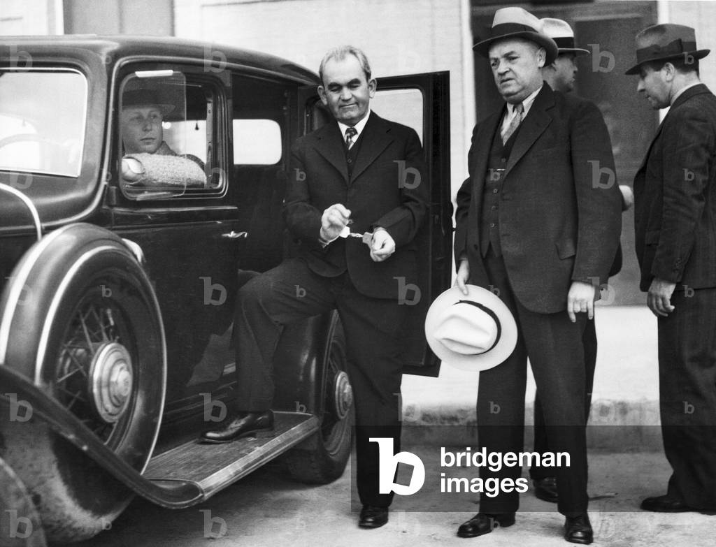 San Francisco, Kalifornien: um 1938
Tom Mooney (1882-1942) steigt mit Handschellen in ein Auto.