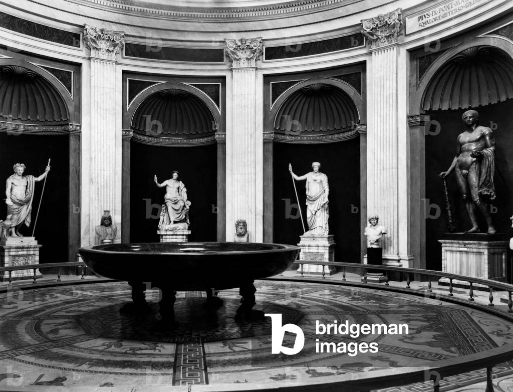 The round room of the Pio Clementino Museum, 1967 (b/w photo)