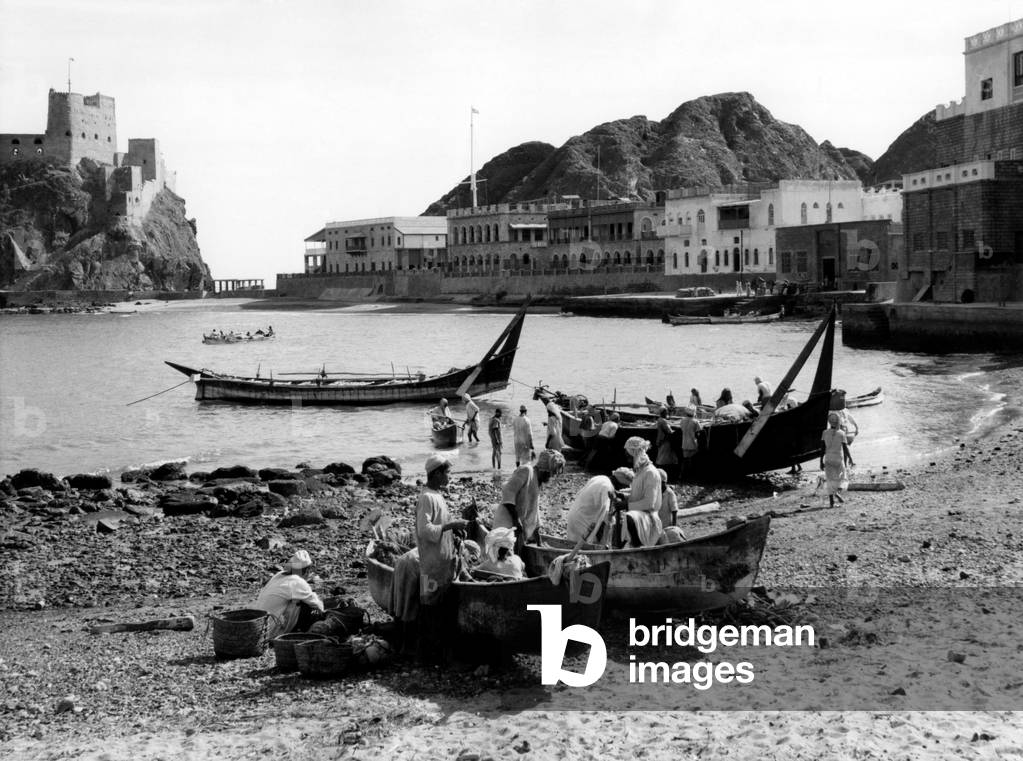 Oman, Muscat, the harbor bay with the Portuguese fort of Jalali on the left, 1957 (b/w photo)