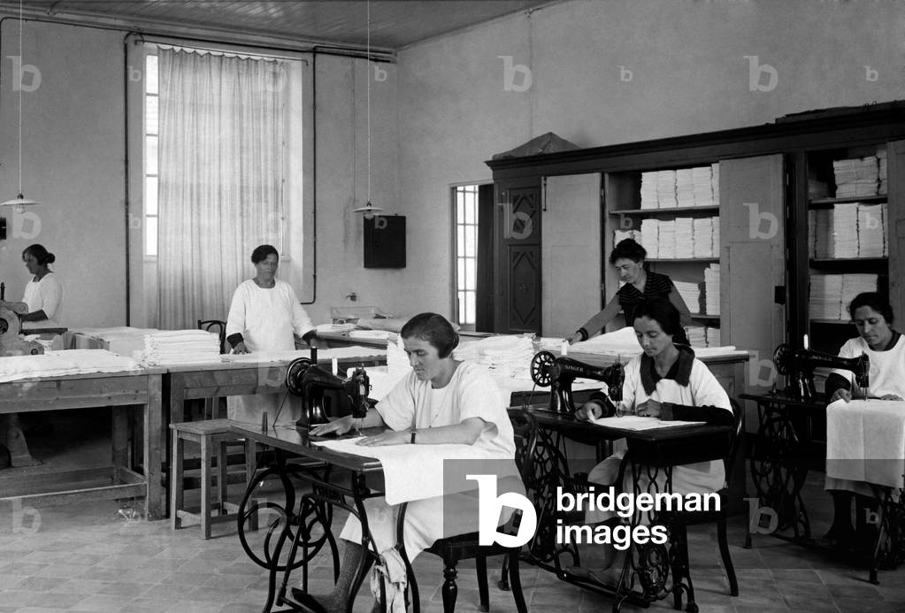 Italy, Milan, Mending Room And Ironing of the Farm of Crescenzago, 1910-20 (b/w photo)