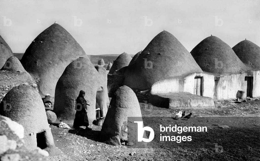Syria, tel bisseh, conical buildings used as cellars or granaries, 1950 (b/w photo)