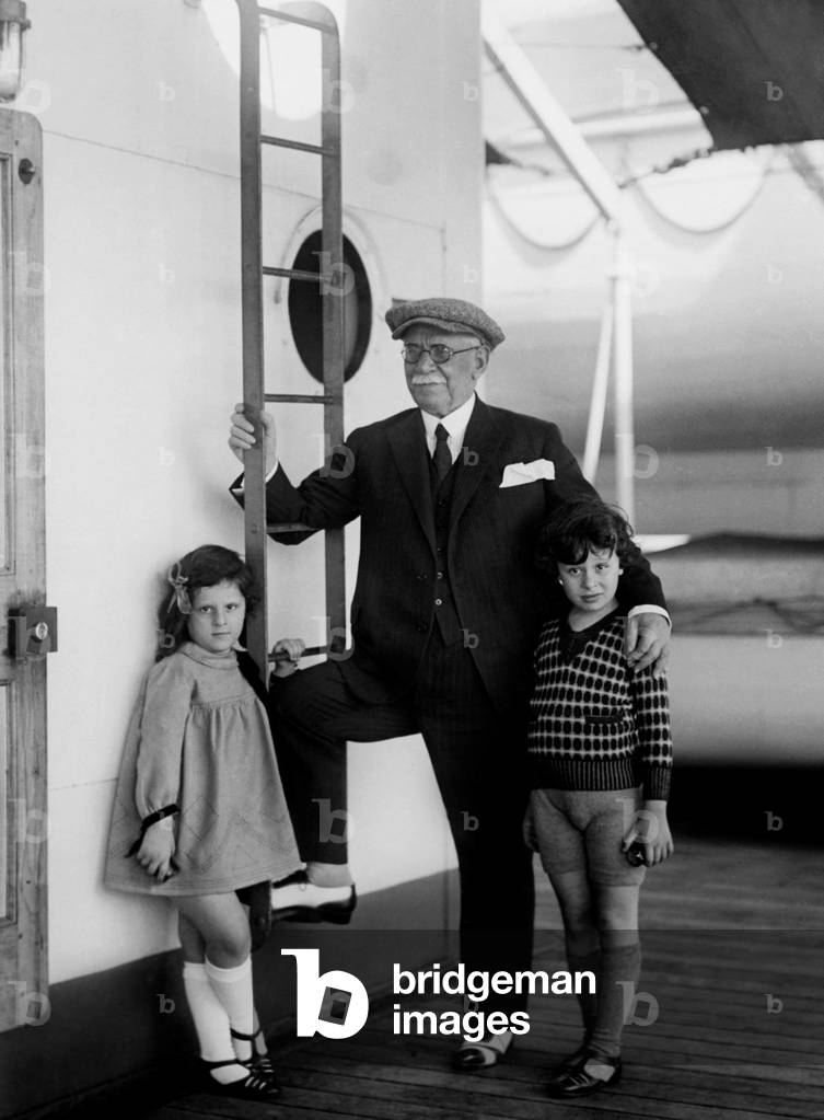 Journal of the Lines Giulio Cesare With Grandchildren, 1930 (b/w photo)