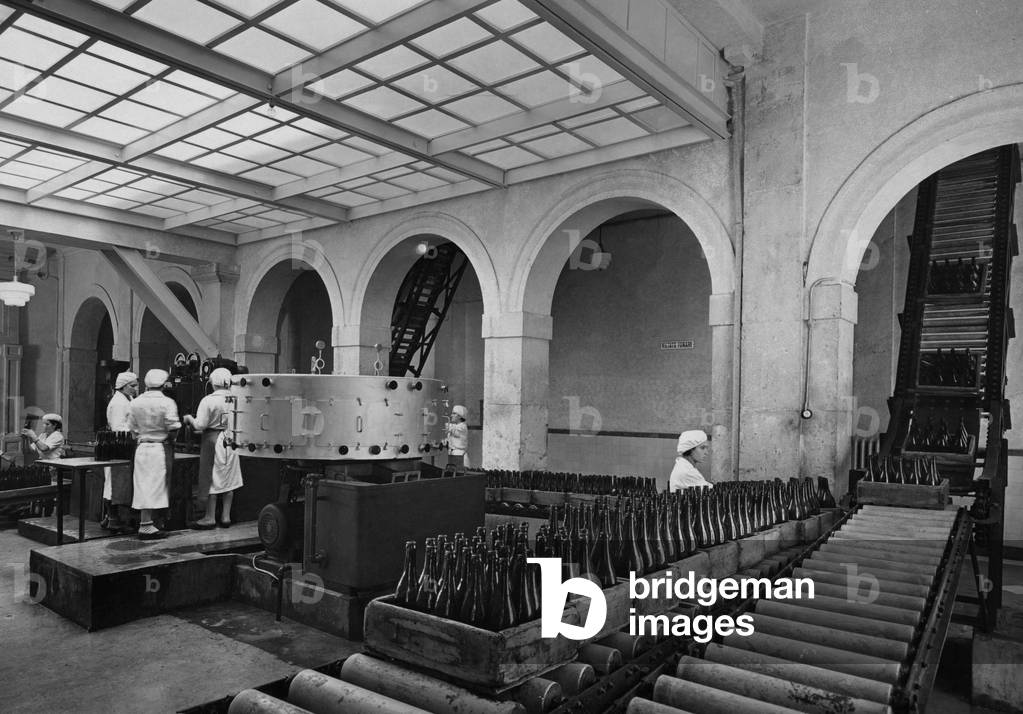 Lazio, water bottling department Fiuggi, 1920-30 (b/w photo)
