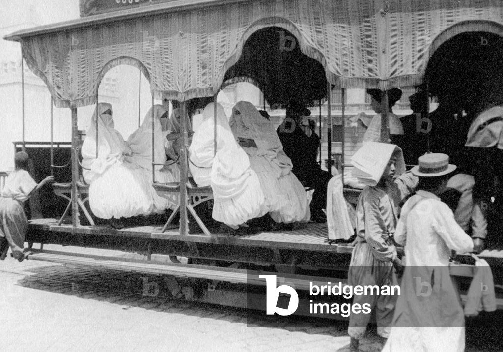 Algeri, Women, Tram, 1910 (b/w photo)