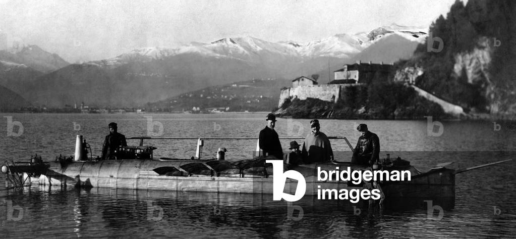 Submarine, 1910 (b/w photo)
