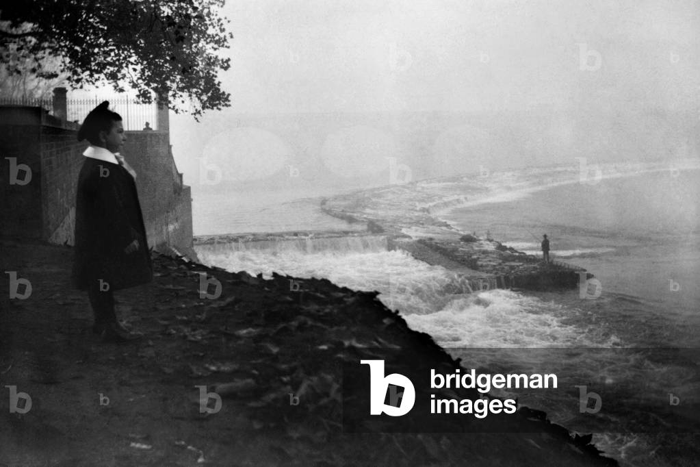 Michelotti Canal, Turin, Piemonte, Italy, 1910 (b/w photo)