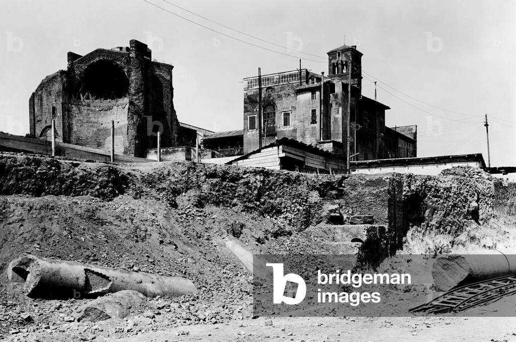 Rome, discovery of the columns in the temple of venus and rome, 1930 (b/w photo)