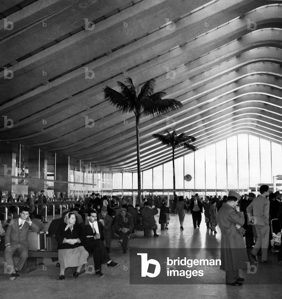 Rome, atrium and ticket office of the termini station, 1960 (b/w photo)