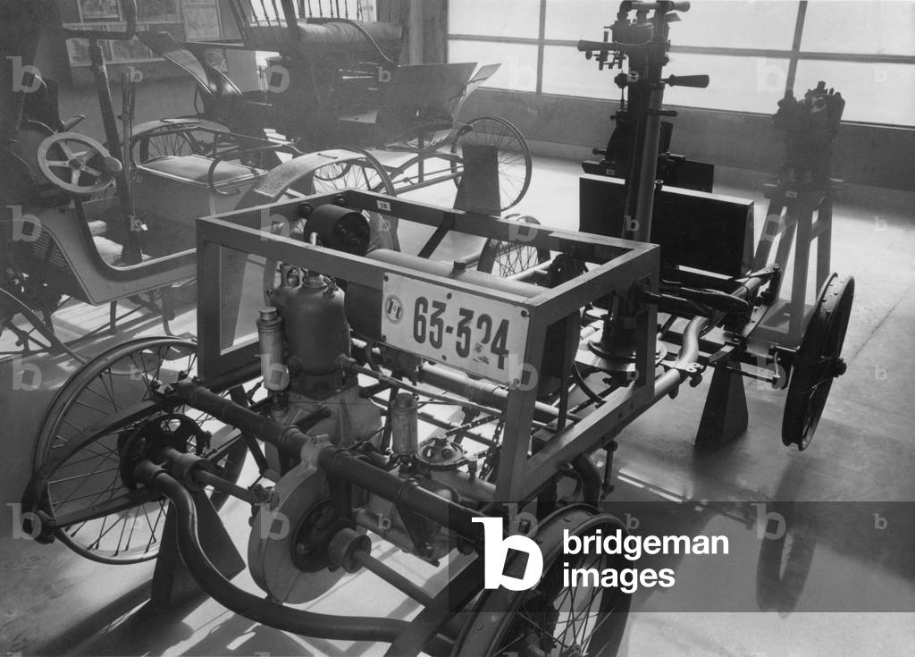 Paris, De Dion et Bouton Car, the First Runabout, 1899-900 (b/w photo)