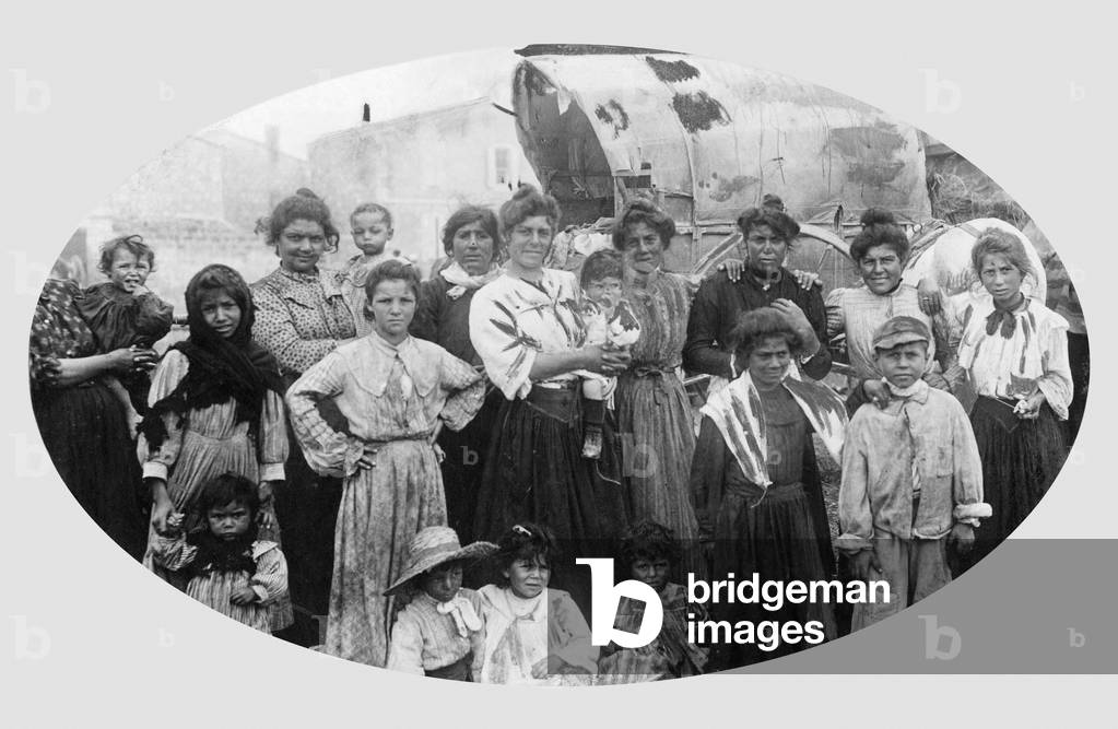 Italy, Group Photo, Gipsies, 1910 (b/w photo)