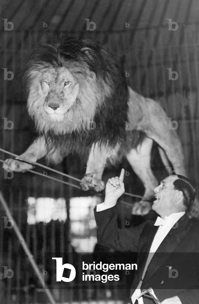 Circus, Lion on Thread (b/w photo)