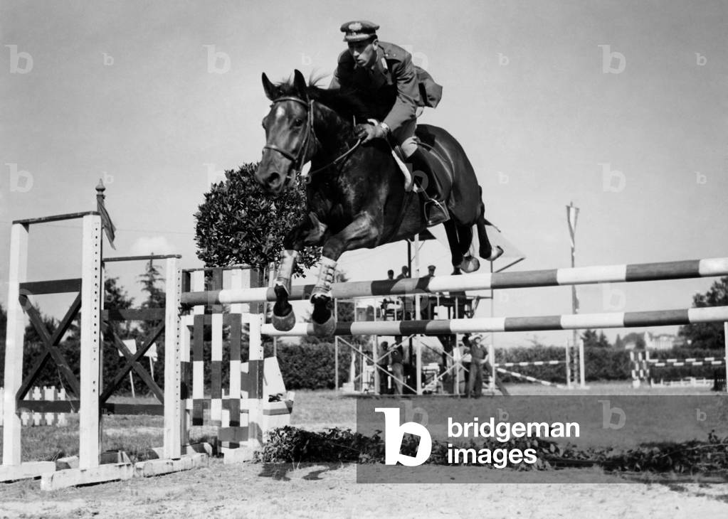 Raimondo D'Inzeo, 1952 (b/w photo)