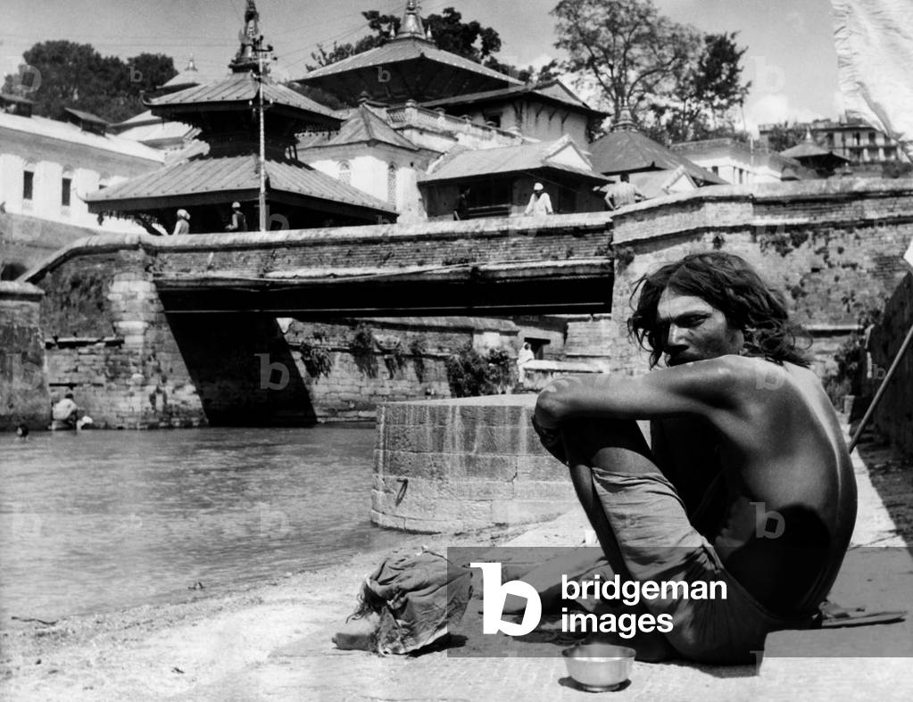 Nepal, kathmandu, temple of pashupatinath, bagmati river, 1967 (b/w photo)