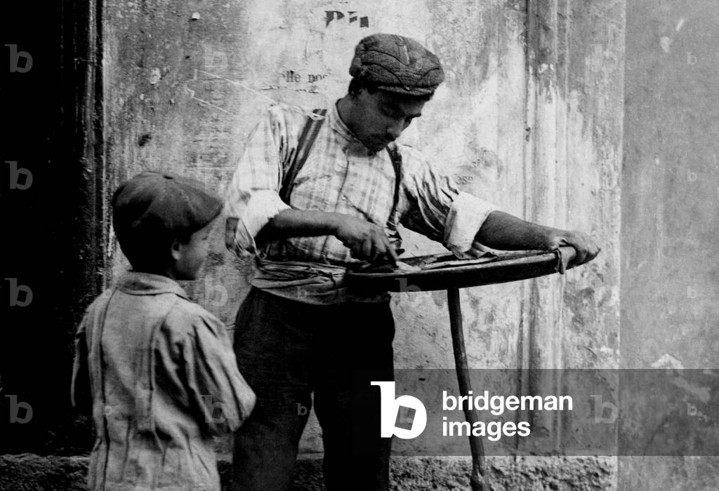 Italy, Milan, Seller of Castagnaccio, 1910 (b/w photo)